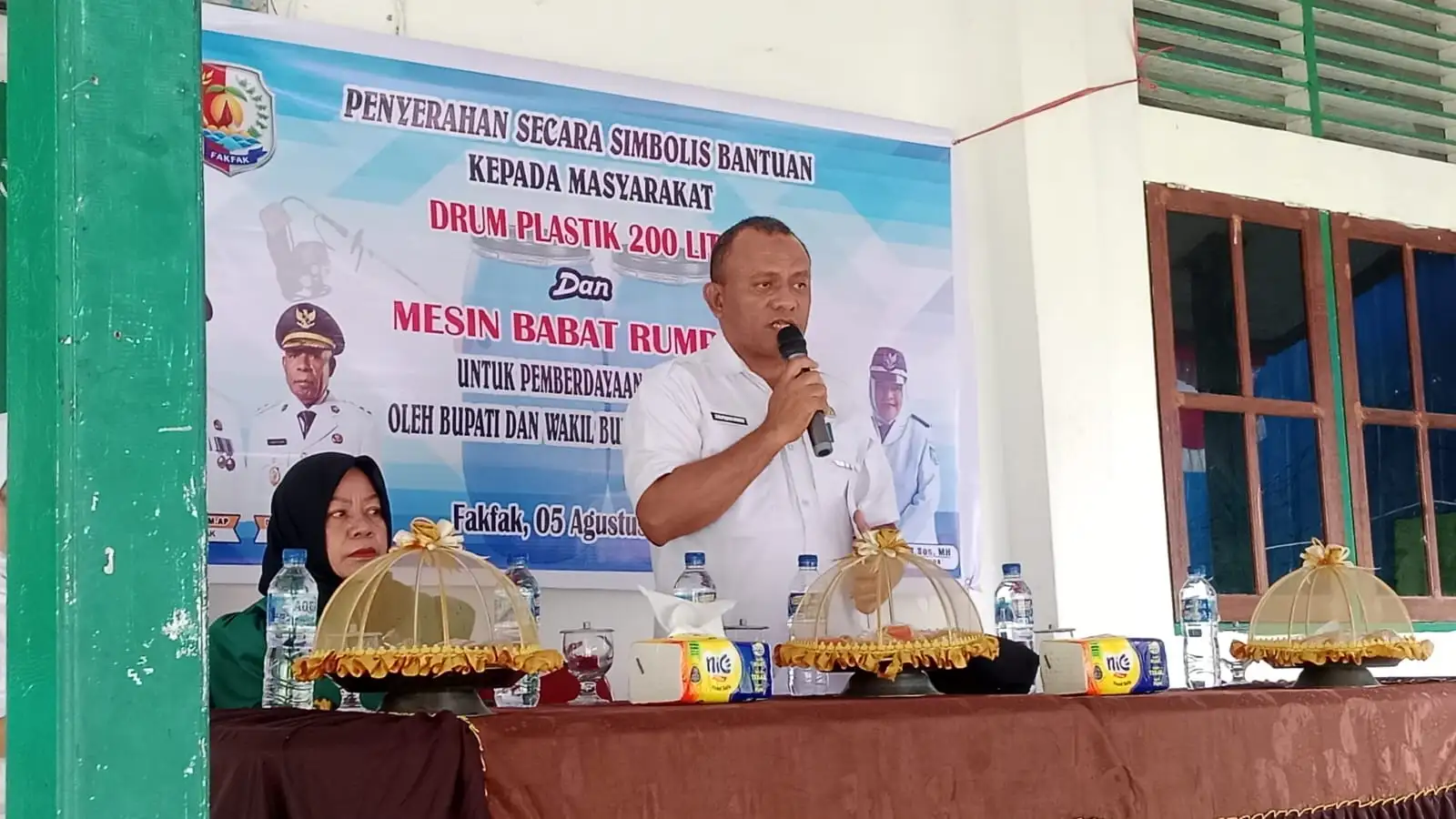 Bupati Fakfak Salurkan Drum Air 200 Liter dan Mesin Babat Rumput, Perkuat Ketahanan Lingkungan dan Pelayanan Dasar Masyarakat